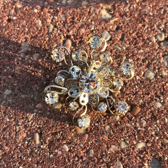 Vintage clear rhinestone snowflake star brooch pin - Picture 5 of 5